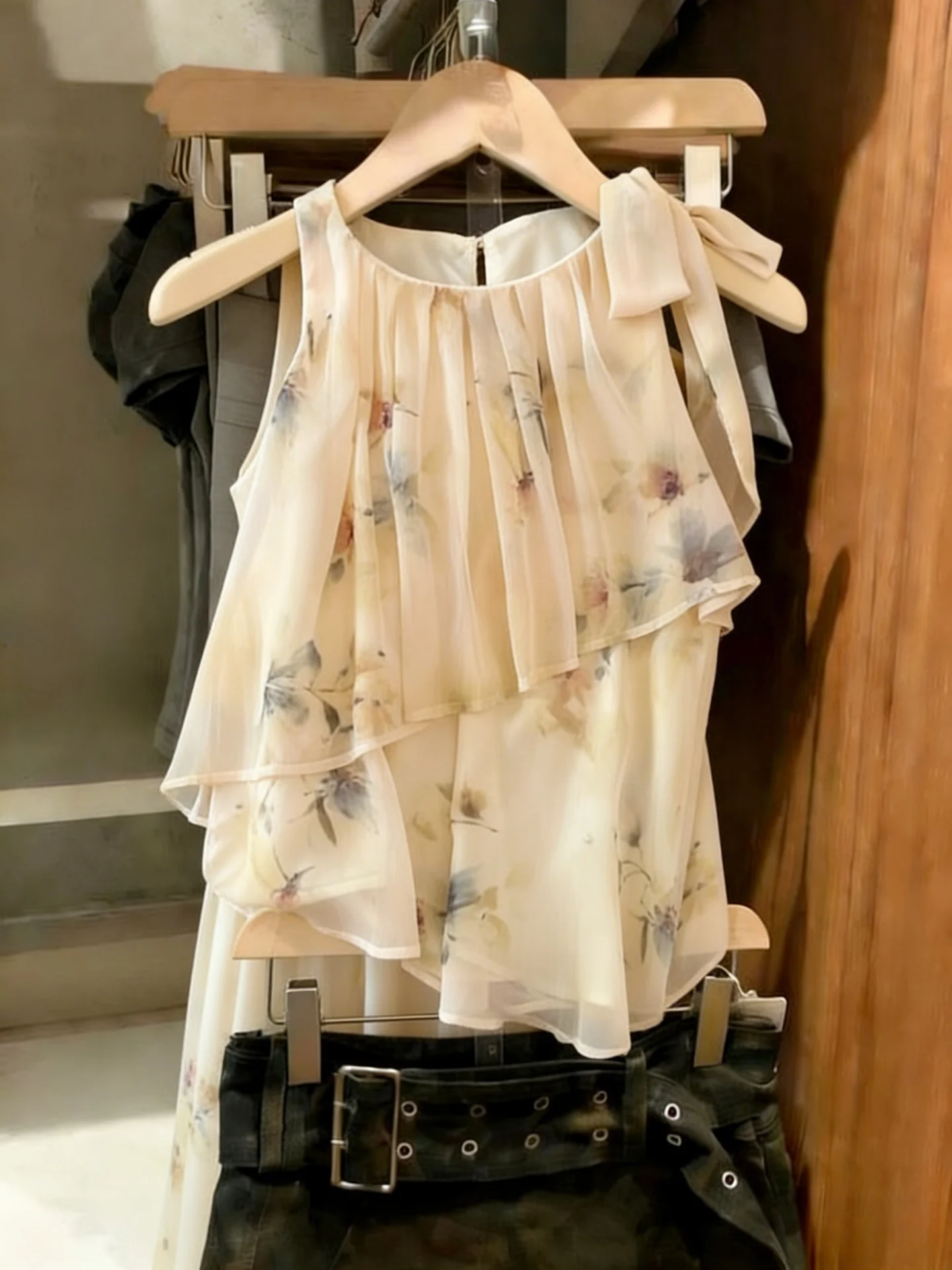 Romantic Floral Tie-Detail Off-Shoulder Top Women's Summer 2026 Loose Fit Cotton Gauze Shirt Knot Printed Hemline
Romantic Floral Tie-Detail Off-Shoulder Top Women's Summer 2026 Loose Fit Cotton Gauze Shirt Knot Printed Hemline