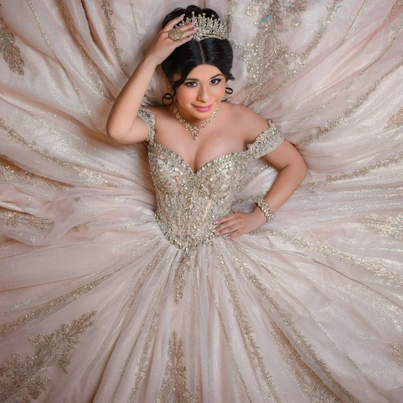 Luxury Light Pink Quinceanera Dress off-shoulder Sequins Crystal Decal Long tail vestidos de 15 Quinceanera Customize
Luxury Light Pink Quinceanera Dress off-shoulder Sequins Crystal Decal Long tail vestidos de 15 Quinceanera Customize