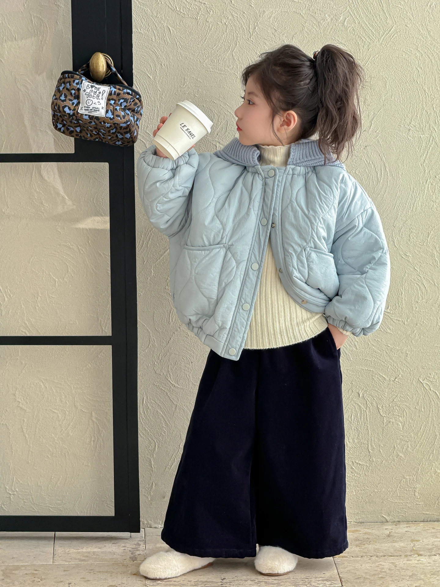 Korean Sle Thiened Warmth Fake Two-Piece Hooded Cotton Coat for Little Girls Loose Faionable Bread Sle Winter Clothes
Korean Sle Thiened Warmth Fake Two-Piece Hooded Cotton Coat for Little Girls Loose Faionable Bread Sle Winter Clothes