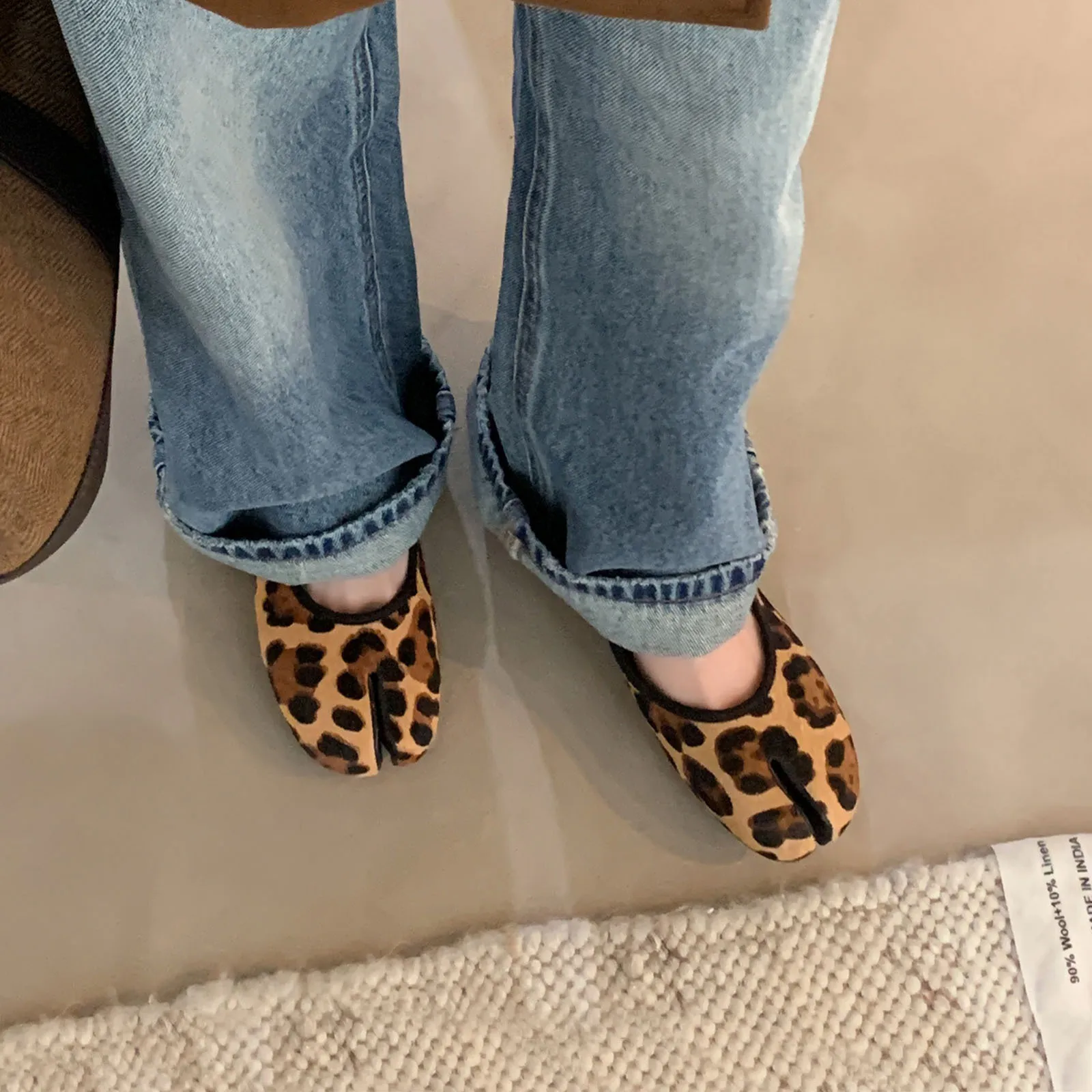 Arden Furtado 2025 Spring leopard print Mary Jane flats Round toe Split toe Belt buckle horsehair Single shoe Large size shoes
Arden Furtado 2025 Spring leopard print Mary Jane flats Round toe Split toe Belt buckle horsehair Single shoe Large size shoes