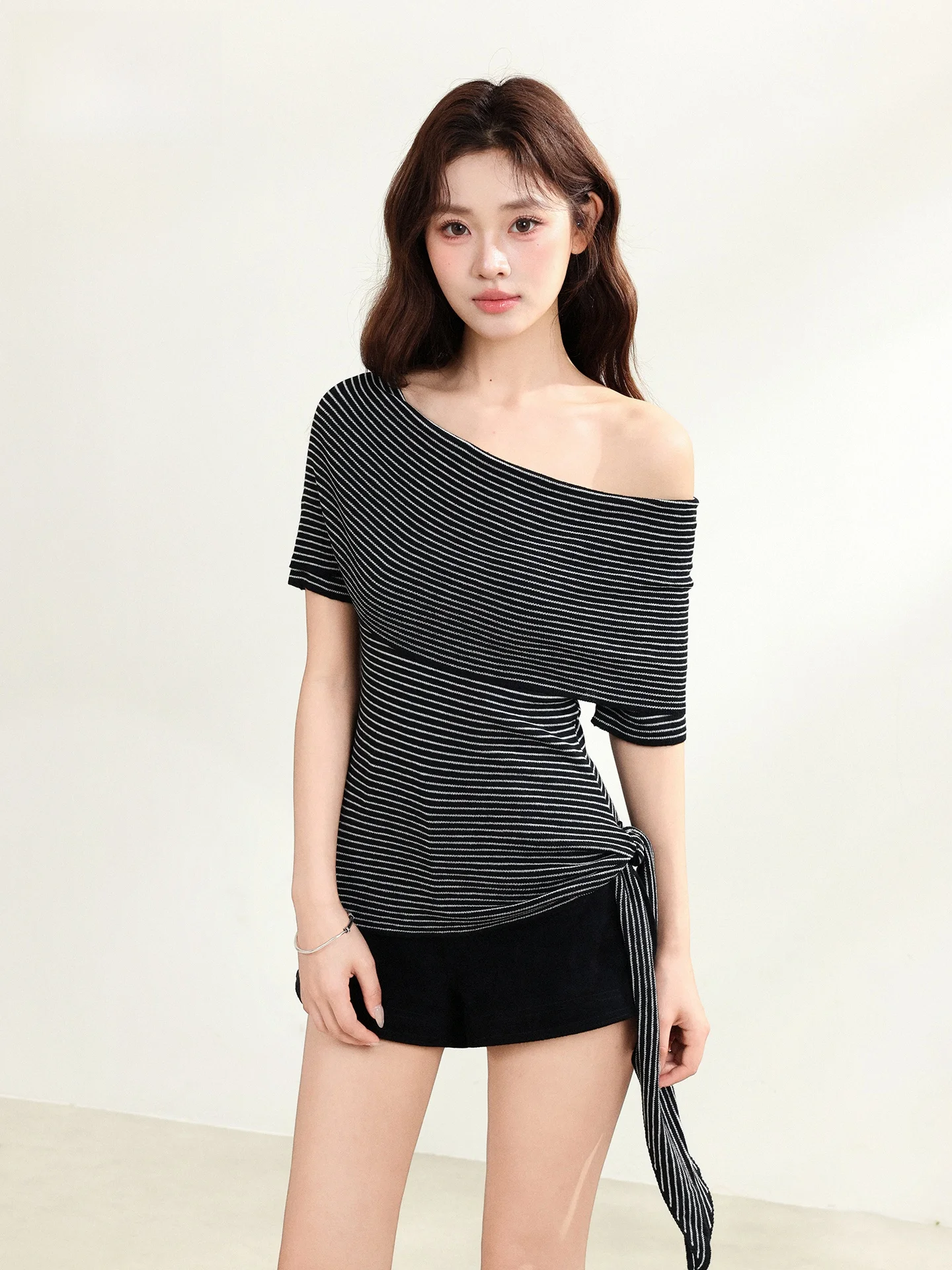 Black Stripe Woolen Knitted Short Sleeve Women's Top Belted One Shoulder Slim Fit Fashion Summer Casual Polyester Blend
Black Stripe Woolen Knitted Short Sleeve Women's Top Belted One Shoulder Slim Fit Fashion Summer Casual Polyester Blend