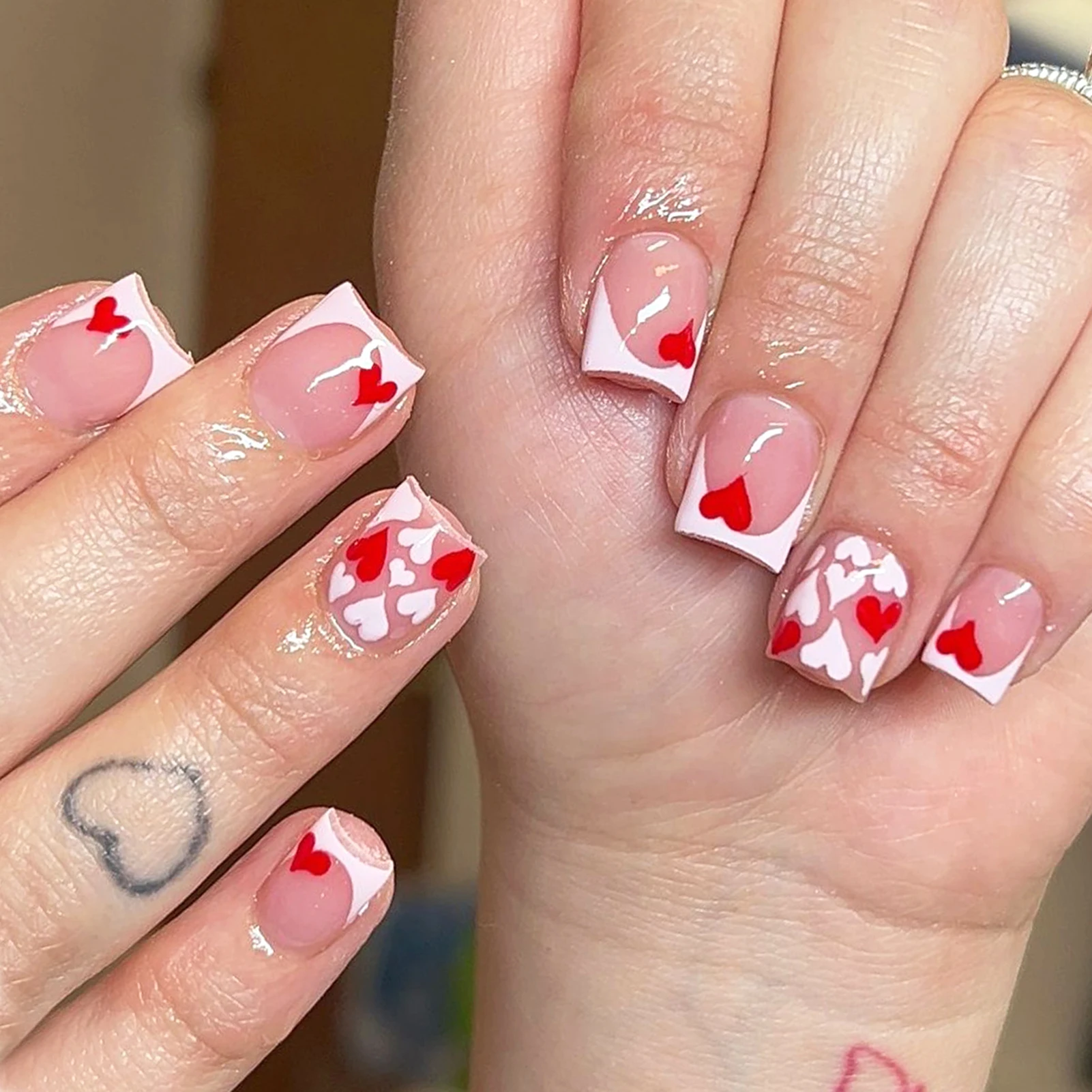 Короткие квадратные накладные ногти Sweet Girls, белые, красные, с принтом в виде сердца любви, накладные ногти с французским кончиком, накладные накладные ногти для женщин
Короткие квадратные накладные ногти Sweet Girls, белые, красные, с принтом в виде сердца любви, накладные ногти с французским кончиком, накладные накладные ногти для женщин