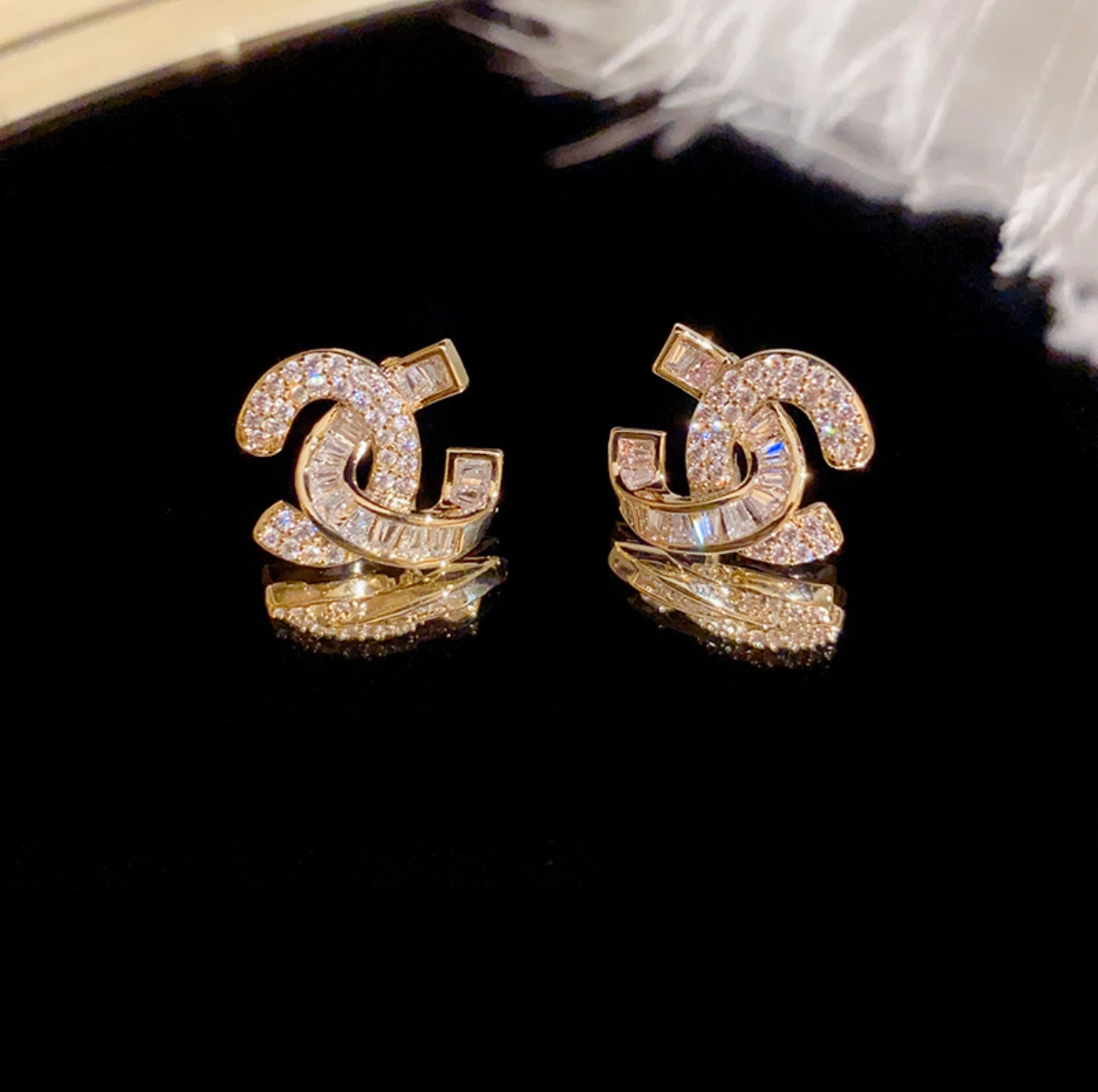 Hot sale 1.3 * 1.4 cm luxurious creative design earring high-end feeling temperament net red same earring
Hot sale 1.3 * 1.4 cm luxurious creative design earring high-end feeling temperament net red same earring
