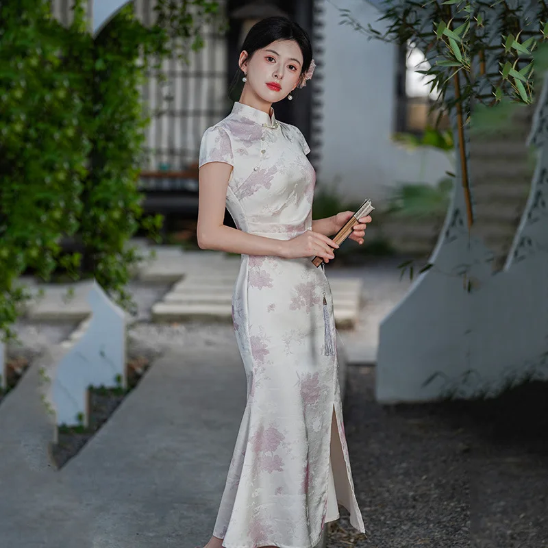 Новое фиолетовое жаккардовое платье Cheongsam в китайском стиле, темпераментное ретро платье для женщин, тонкое платье Ципао
Новое фиолетовое жаккардовое платье Cheongsam в китайском стиле, темпераментное ретро платье для женщин, тонкое платье Ципао