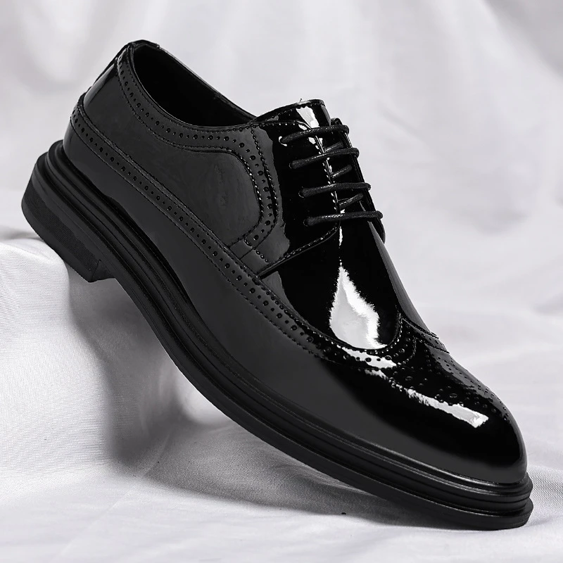 Glossy Patent Leather Brogue Perforated Carved Formal Dress Shoes Lace Up Fashion Young Men Groom Wedding Party Leather Shoes
Glossy Patent Leather Brogue Perforated Carved Formal Dress Shoes Lace Up Fashion Young Men Groom Wedding Party Leather Shoes