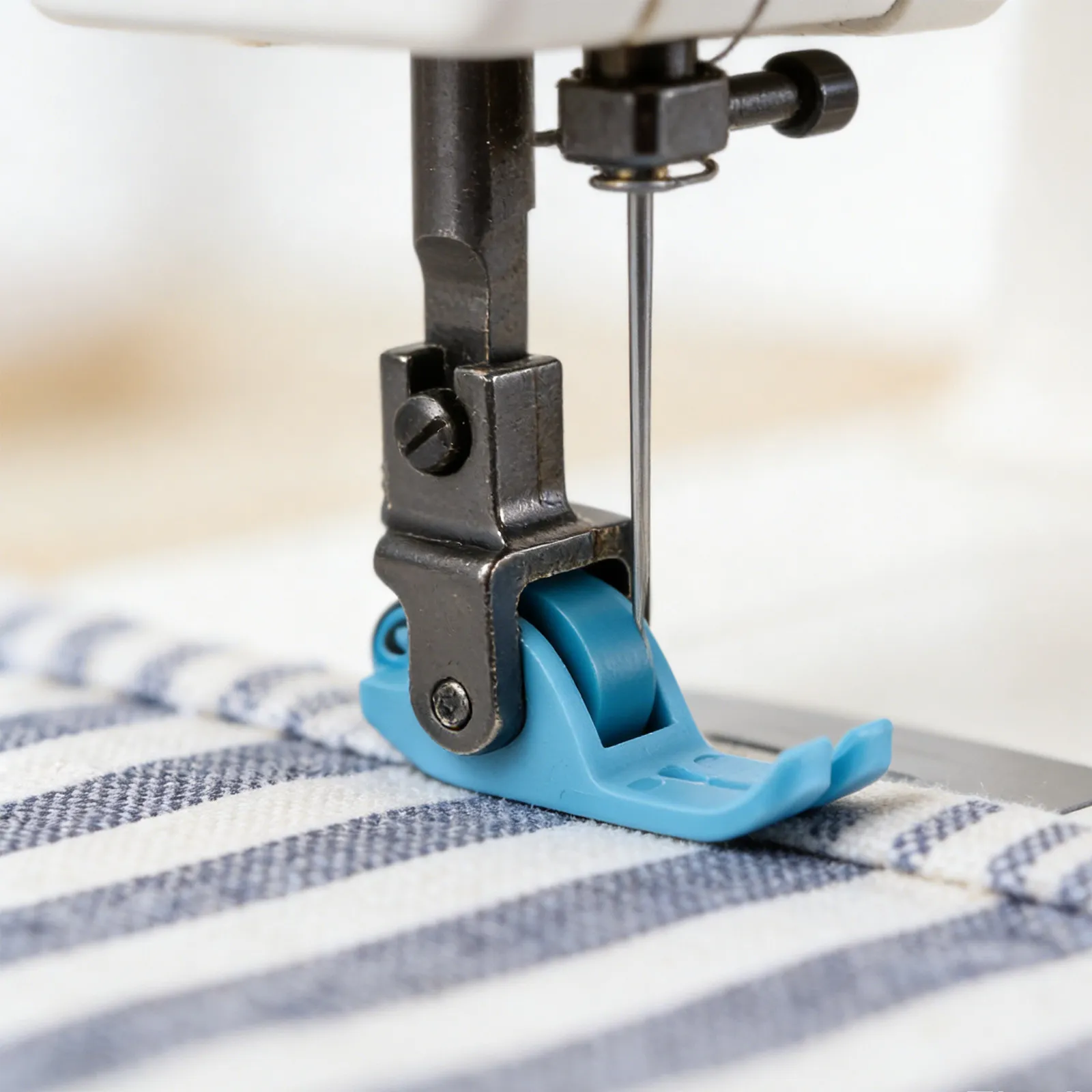5Pcs Ptfe Non Stick Sewing Machine Presser Foot Roller Hem Attachment for Industrial Domestic Flat Bed Machines Precise Rolling
5Pcs Ptfe Non Stick Sewing Machine Presser Foot Roller Hem Attachment for Industrial Domestic Flat Bed Machines Precise Rolling