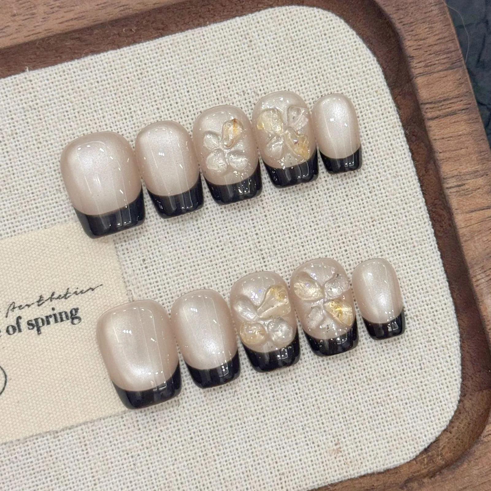 10 шт. накладных ногтей ручной работы, черные французские накладные ногти с глянцевым эффектом кошачьего глаза, для женщин и девушек, очаровательный маникюр, искусственные ногти
10 шт. накладных ногтей ручной работы, черные французские накладные ногти с глянцевым эффектом кошачьего глаза, для женщин и девушек, очаровательный маникюр, искусственные ногти