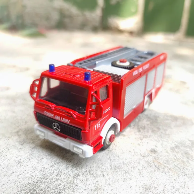 1:43 Scale Fire Engine Simulation Alloy Toy Car Model for Children Gift Souvenir Scene Ornament Classic Collection
1:43 Scale Fire Engine Simulation Alloy Toy Car Model for Children Gift Souvenir Scene Ornament Classic Collection