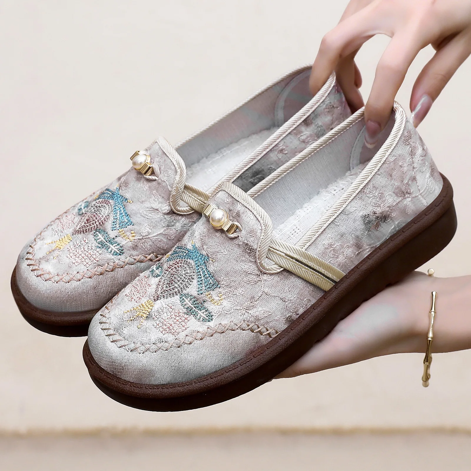 Women's Flats Slip-on Cloth Shoes Loafers Ethnic Embroidery Soft Sole Non-Slip Mom Walking Flats Slip-On Comfortable Sneakers
Women's Flats Slip-on Cloth Shoes Loafers Ethnic Embroidery Soft Sole Non-Slip Mom Walking Flats Slip-On Comfortable Sneakers