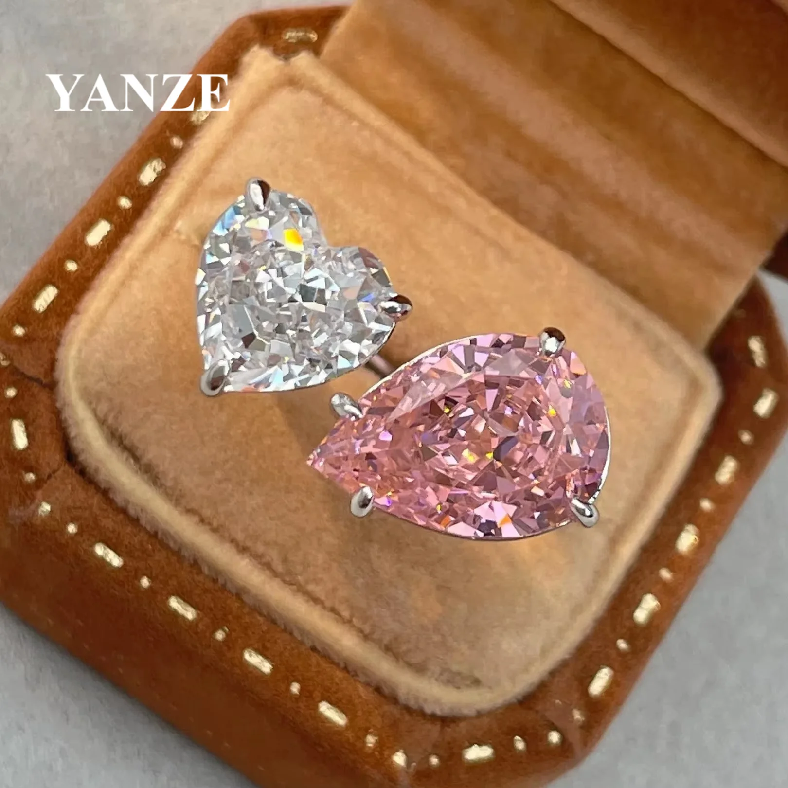 Luxury Designer S925 Sterling Silver High Carbon Diamond Jewelry Ring For Women with 3ct /2ct Heart Diamond Cute Ring
Luxury Designer S925 Sterling Silver High Carbon Diamond Jewelry Ring For Women with 3ct /2ct Heart Diamond Cute Ring