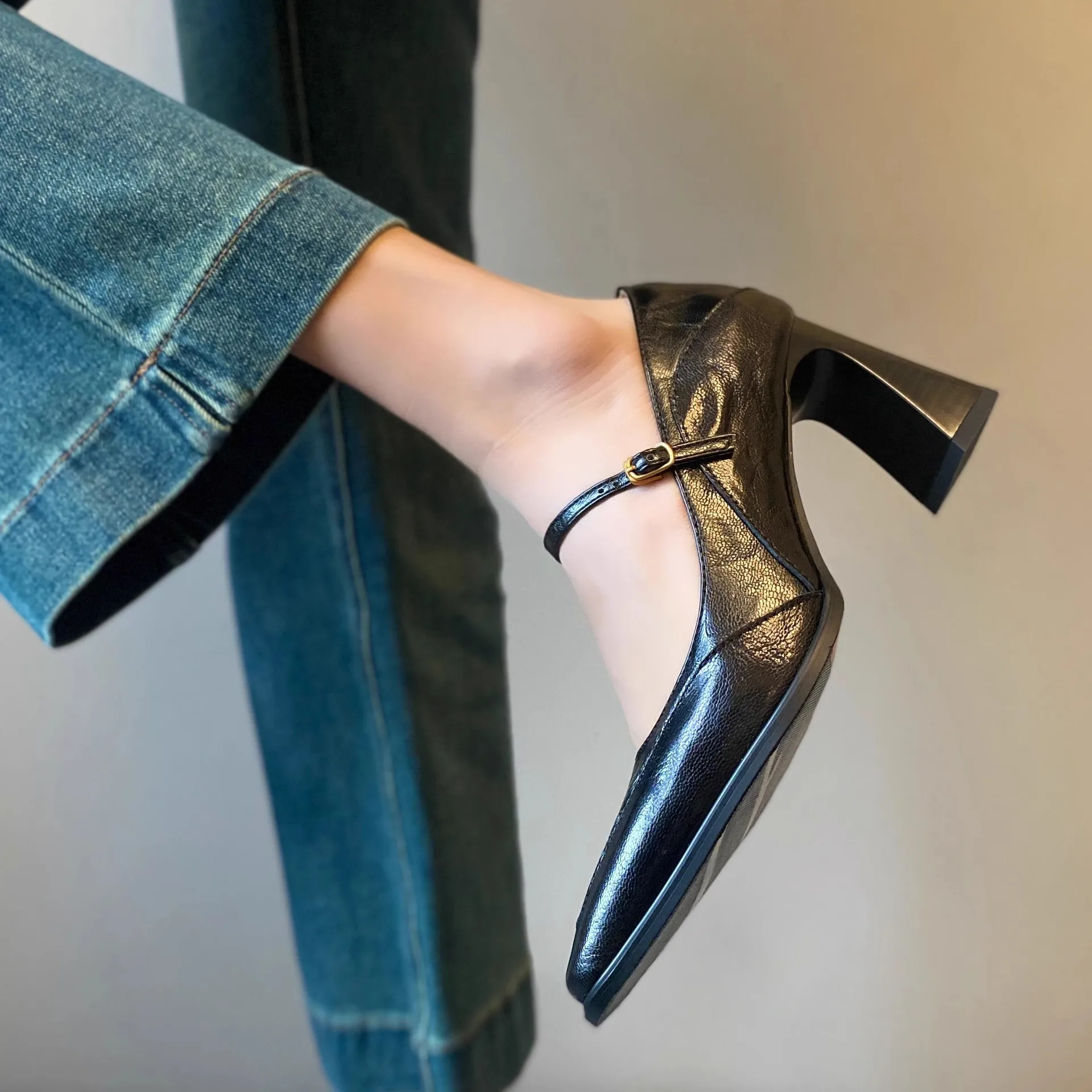 Shallow-mouth single shoes for women high-heeled Mary Jane shoe one-strap square toe thick heel genuine leather women's shoes
Shallow-mouth single shoes for women high-heeled Mary Jane shoe one-strap square toe thick heel genuine leather women's shoes
