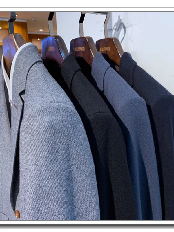 Новый мужской шерстяной пиджак на двух пуговицах с отложным воротником для осени и зимы, классический крой, дышащий, теплый, деловой стиль
Новый мужской шерстяной пиджак на двух пуговицах с отложным воротником для осени и зимы, классический крой, дышащий, теплый, деловой стиль