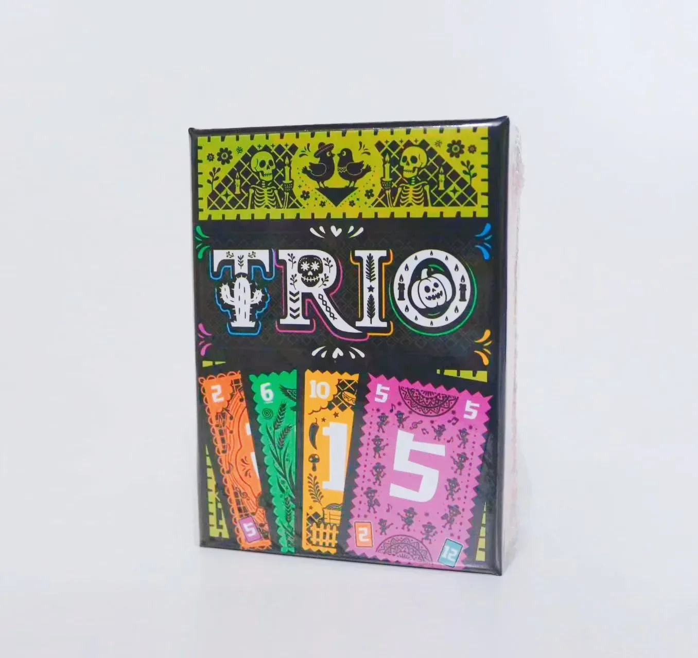 Настольная стратегическая игра TRIO | 3-6 игроков | 15 минут игрового времени. Семейные игровые вечера, идеально подходят для вечеринок и игр.
Настольная стратегическая игра TRIO | 3-6 игроков | 15 минут игрового времени. Семейные игровые вечера, идеально подходят для вечеринок и игр.