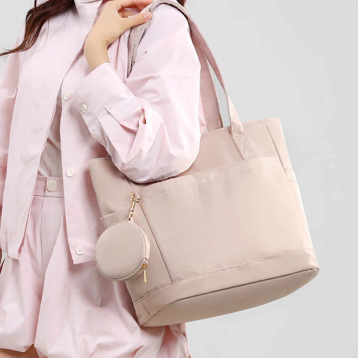 Korean Style Nylon Tote Bag for Women, Large Capacity, Suitable for Students, Lightweight, Waterproof, Single-Shoulder Commuter Bag
Korean Style Nylon Tote Bag for Women, Large Capacity, Suitable for Students, Lightweight, Waterproof, Single-Shoulder Commuter Bag