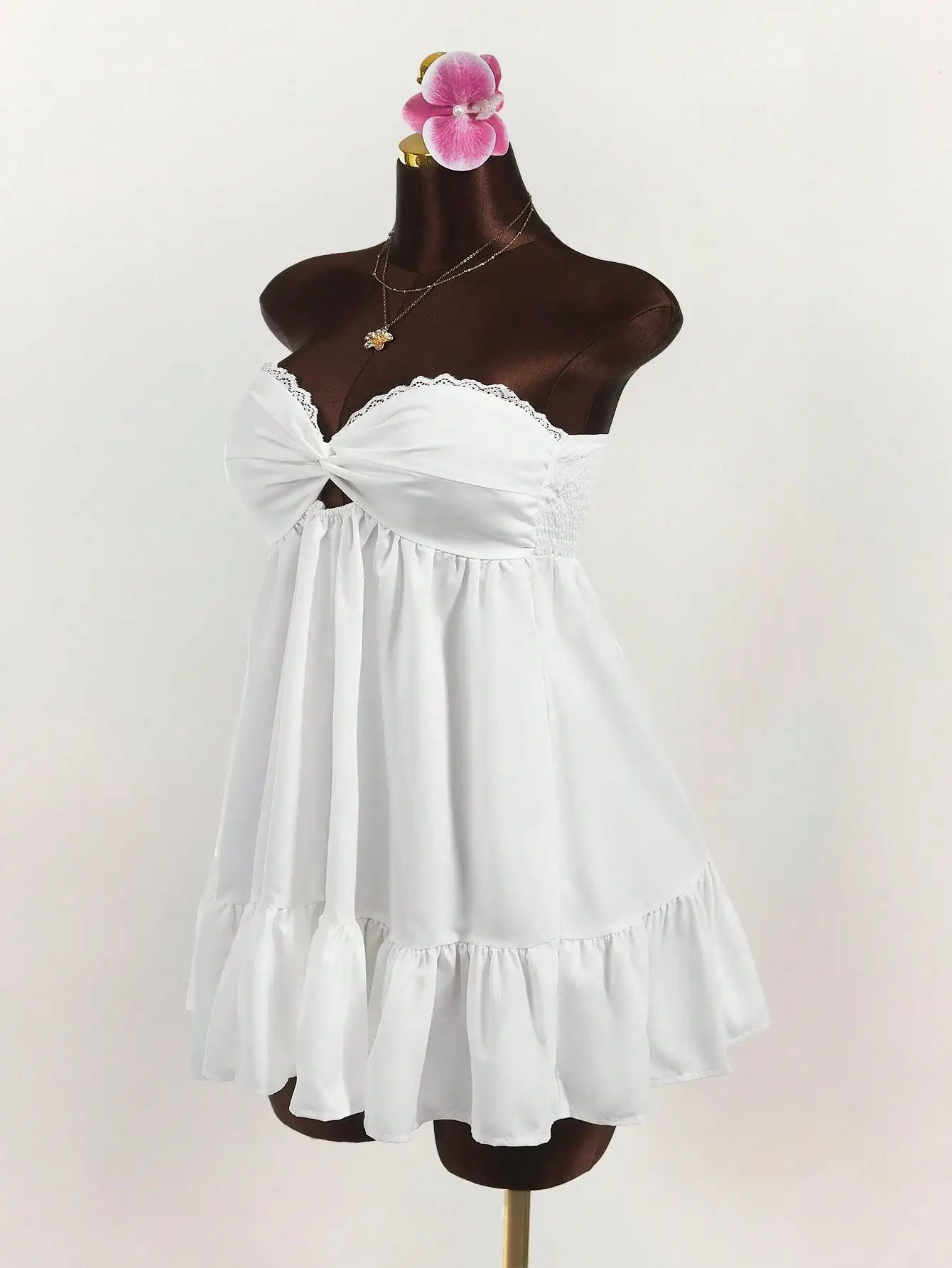 Белое платье без бретелек с узлом, кружевной отделкой и многоярусным рюшами по подолу
Белое платье без бретелек с узлом, кружевной отделкой и многоярусным рюшами по подолу