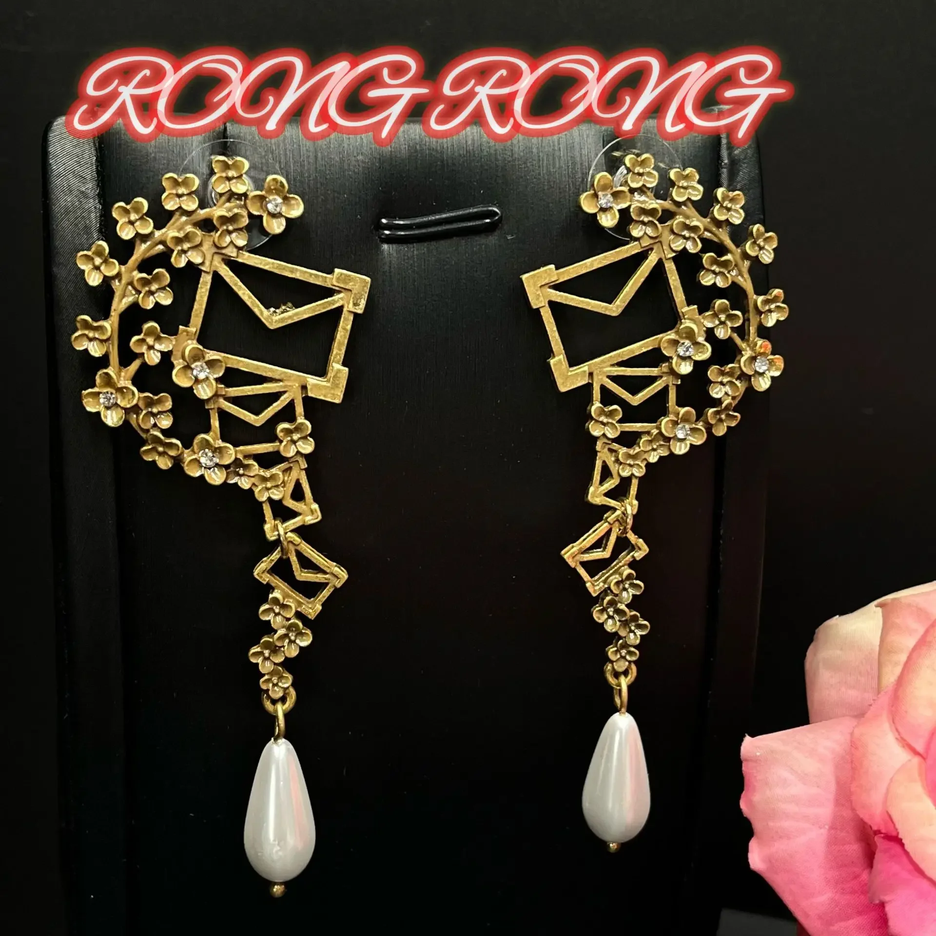 Medieval French Heavy Flower Branch Envelope Pearl Earrings Temperament Long Alloy Flower Retro Vintage Earrings
Medieval French Heavy Flower Branch Envelope Pearl Earrings Temperament Long Alloy Flower Retro Vintage Earrings