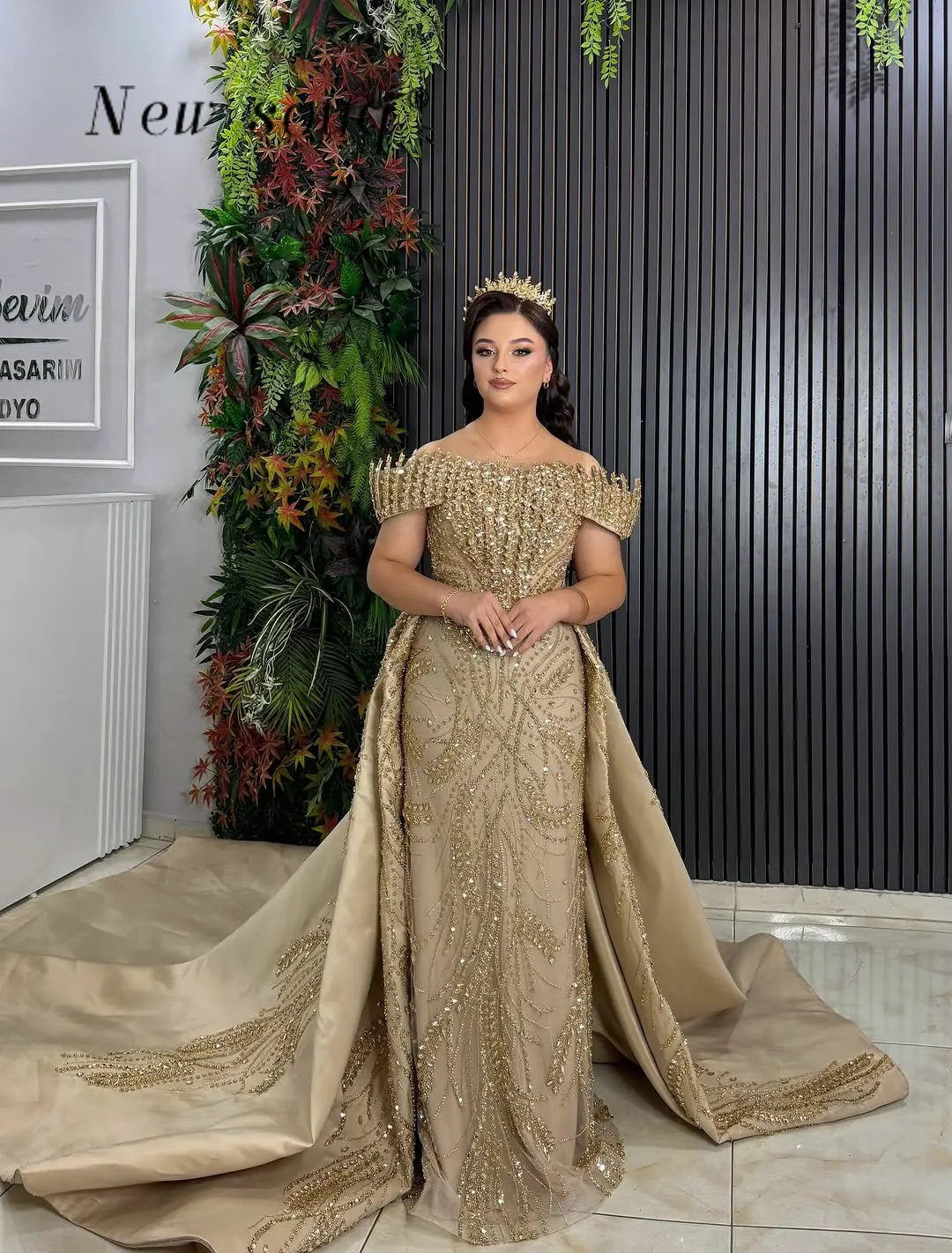 Elegant Gold Wedding Prom Dresses with Detachable Train Crystal Off Shoulder Princess Engagements Evening Party Gowns Customized
Elegant Gold Wedding Prom Dresses with Detachable Train Crystal Off Shoulder Princess Engagements Evening Party Gowns Customized