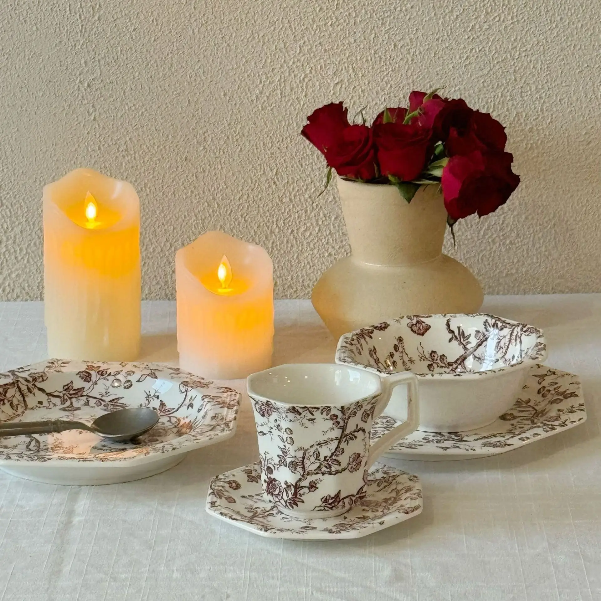 Vintage Ceramic Coffee Set Cup Saucer Elegant Flower Pattern Afternoon Tea Cups Household Daily Snack Fruit Plates
Vintage Ceramic Coffee Set Cup Saucer Elegant Flower Pattern Afternoon Tea Cups Household Daily Snack Fruit Plates