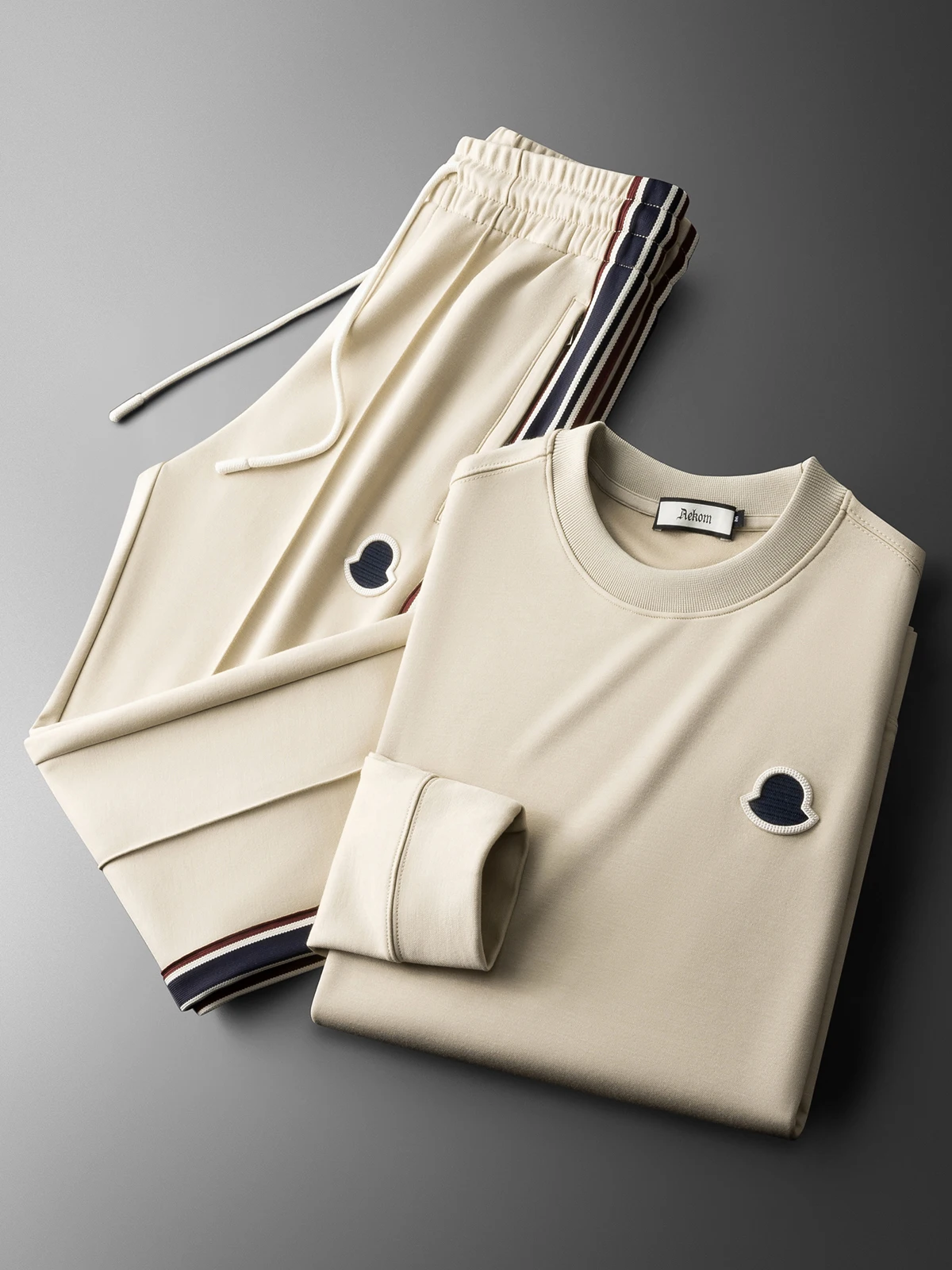 Новый модный весенний высококачественный трикотажный комплект из двух предметов: мужская футболка с длинным рукавом и круглым вырезом, повседневный спортивный костюм с цветовыми блоками
Новый модный весенний высококачественный трикотажный комплект из двух предметов: мужская футболка с длинным рукавом и круглым вырезом, повседневный спортивный костюм с цветовыми блоками