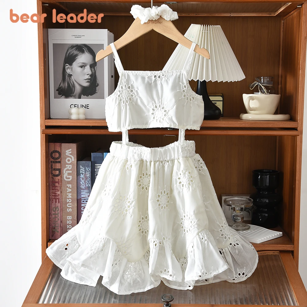 Bear Leader Summer Fashion New White Girls' Dresses with Flower Embroidery Hollow Splicing Suspender Children's Dress + Hair Tie
Bear Leader Summer Fashion New White Girls' Dresses with Flower Embroidery Hollow Splicing Suspender Children's Dress + Hair Tie
