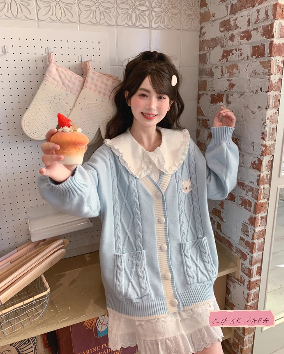 Японский свитер с v-образным вырезом и вышивкой мультяшного кота, женский милый вязаный кардиган в стиле Лолиты, свободный повседневный универсальный топ на осень и зиму
Японский свитер с v-образным вырезом и вышивкой мультяшного кота, женский милый вязаный кардиган в стиле Лолиты, свободный повседневный универсальный топ на осень и зиму