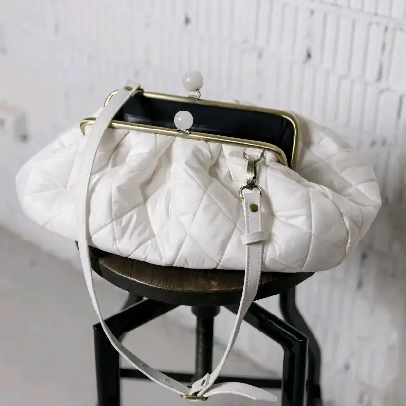 LOST IN VINTAGE Milky Color Bag Charming Natural Stones Balls Kiss-lock Large Clutch Handbag Proudly Carried In Hand35x19x13cm
LOST IN VINTAGE Milky Color Bag Charming Natural Stones Balls Kiss-lock Large Clutch Handbag Proudly Carried In Hand35x19x13cm