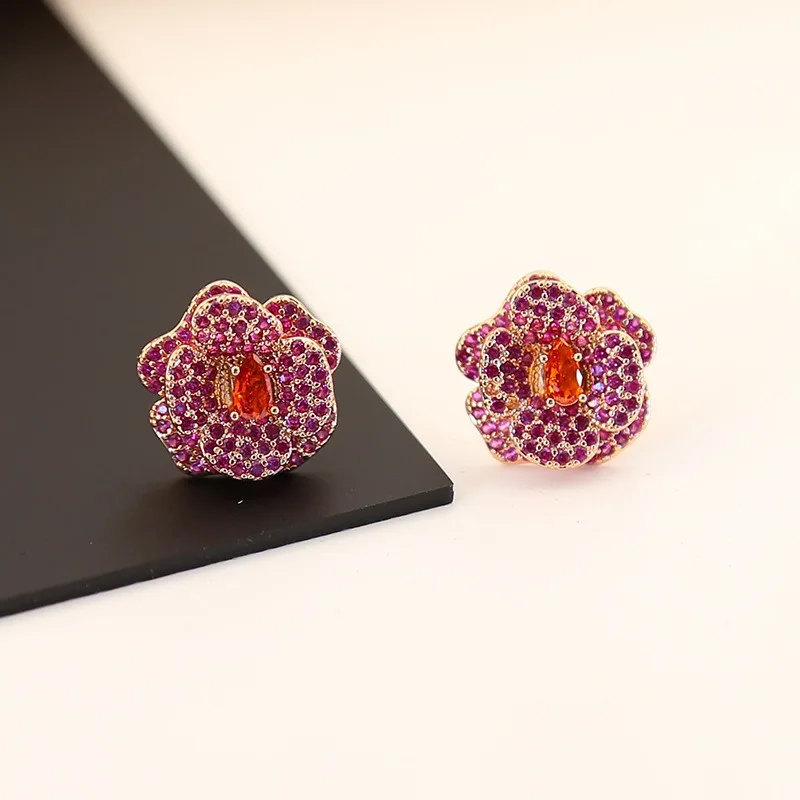 Серьги-цветы «Камелия» с бриллиантами, с небольшим ореолом из страз, женственный шик, легкая роскошь и элегантность
Серьги-цветы «Камелия» с бриллиантами, с небольшим ореолом из страз, женственный шик, легкая роскошь и элегантность