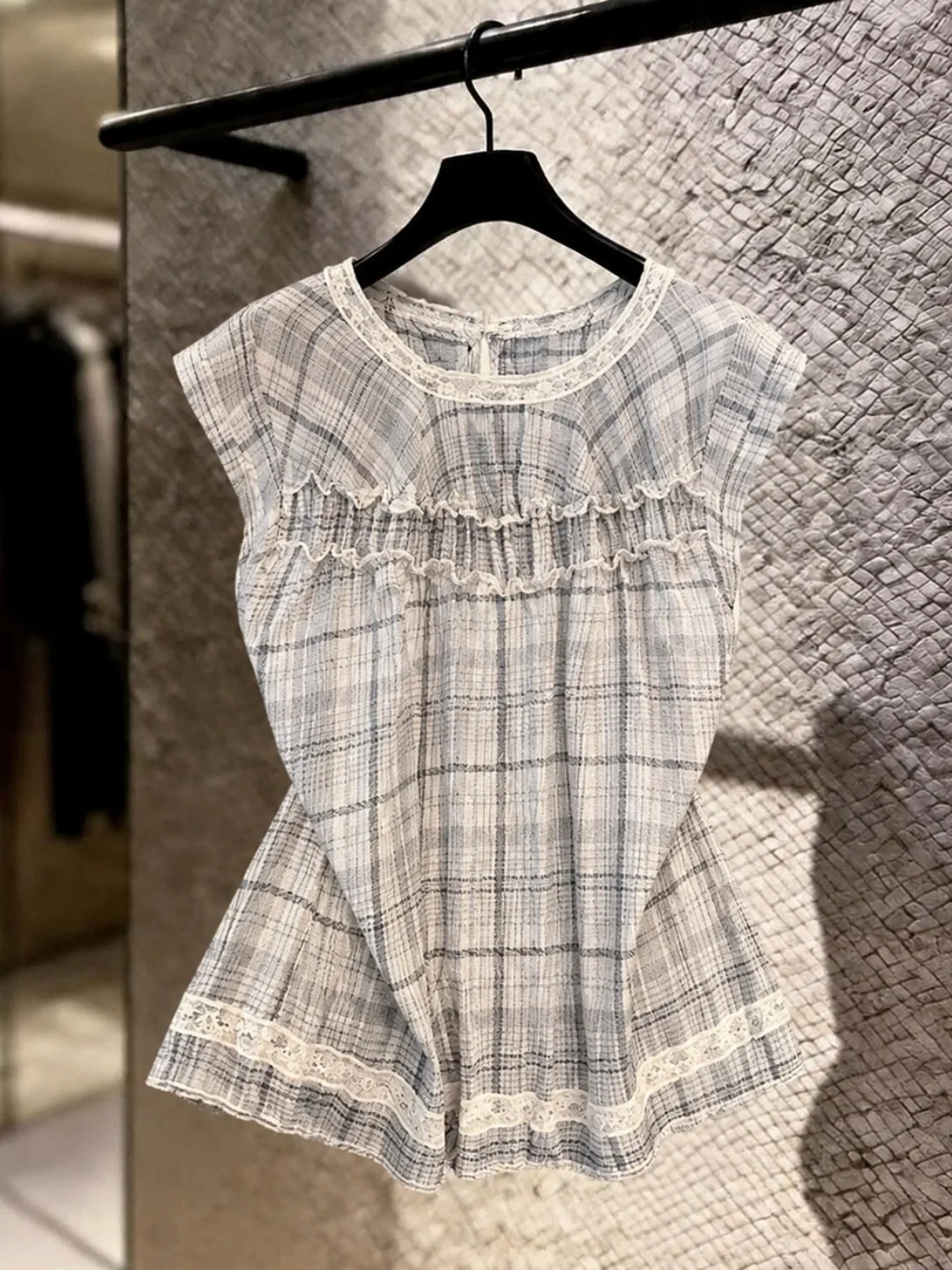 Korean Style Lace Splice Sleeveless Shirt Plaid Design Fashionable Summer New Arrival Women's Vest Straight Cut Silk Top
Korean Style Lace Splice Sleeveless Shirt Plaid Design Fashionable Summer New Arrival Women's Vest Straight Cut Silk Top