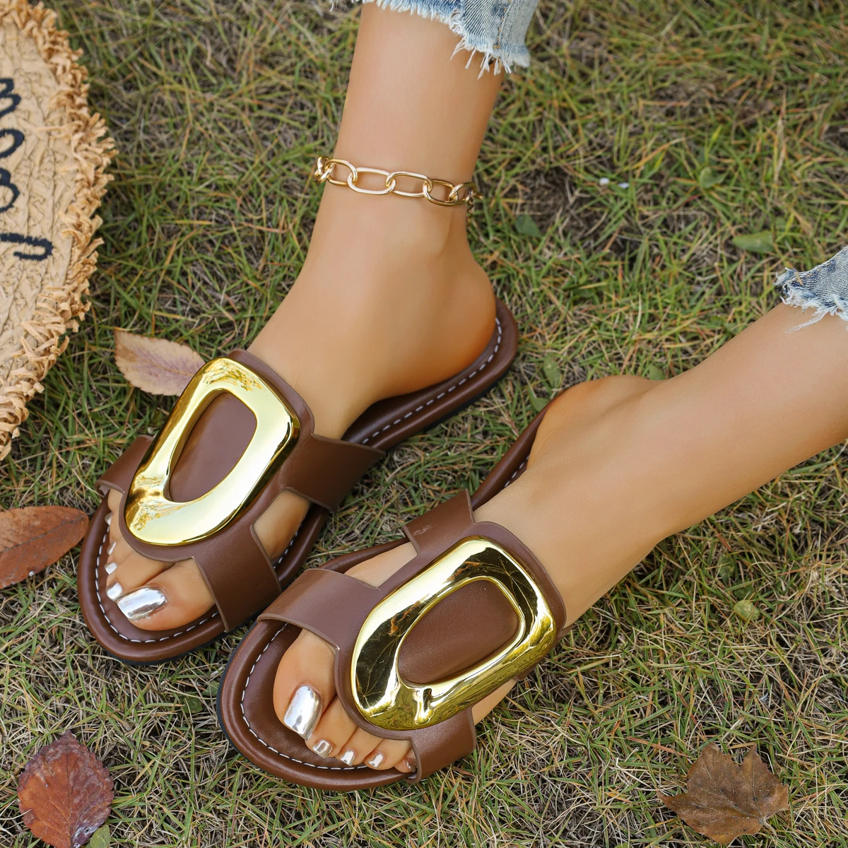 Новые летние женские модные роскошные металлические декоративные тапочки 2026, уличные пляжные трендовые нескользящие тапочки с плоской подошвой и открытым носком.
Новые летние женские модные роскошные металлические декоративные тапочки 2026, уличные пляжные трендовые нескользящие тапочки с плоской подошвой и открытым носком.