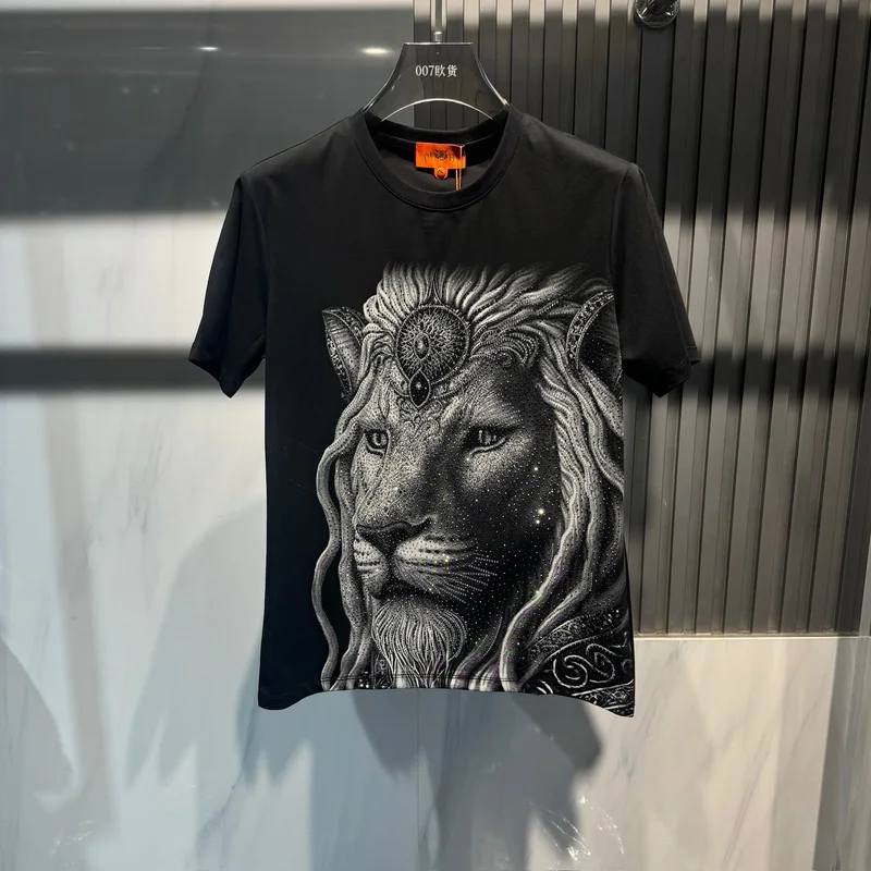 Summer 2025 new styles of men's clothing from Europe and America Short sleeve Diamond diamond Lion King print T-shirt
Summer 2025 new styles of men's clothing from Europe and America Short sleeve Diamond diamond Lion King print T-shirt