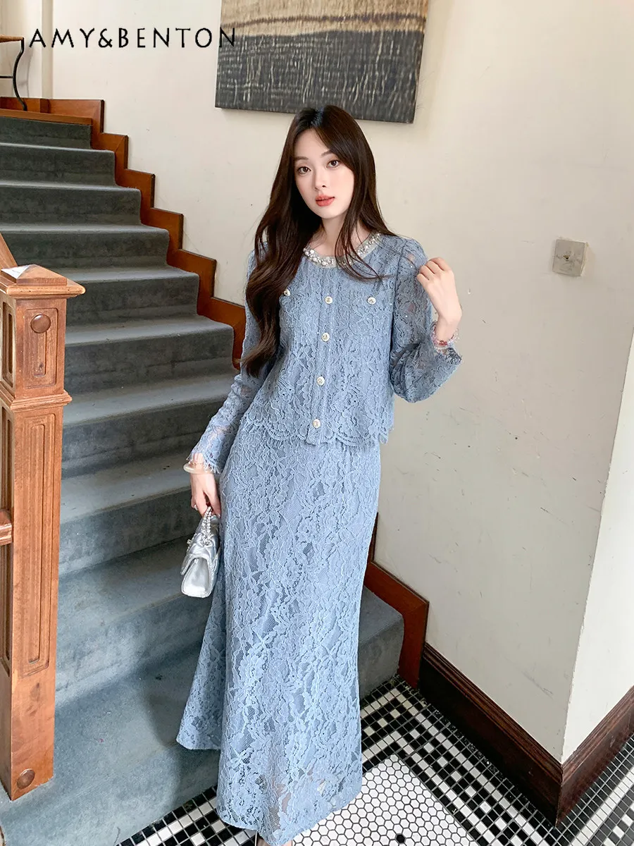 Весенне-осенний комплект в французском стиле: блузка с круглым вырезом, украшенная бисером, сине-белая, и длинная юбка с высокой талией и кружевом.
Весенне-осенний комплект в французском стиле: блузка с круглым вырезом, украшенная бисером, сине-белая, и длинная юбка с высокой талией и кружевом.