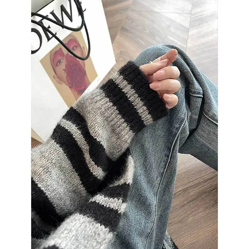 2022 Autumn New Light Luxury Fashion Striped Long Knitted Cardigan Coat Sweater Women Loose Korean Style Top Boutique Clothing
2022 Autumn New Light Luxury Fashion Striped Long Knitted Cardigan Coat Sweater Women Loose Korean Style Top Boutique Clothing