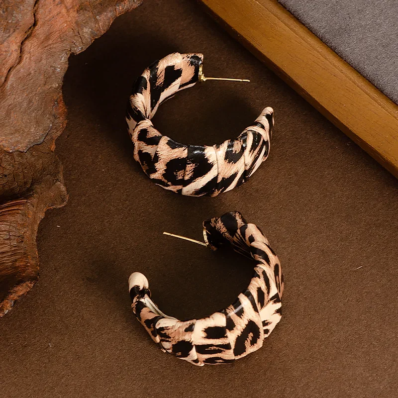 Exaggerated personality leather wrapped leopard print women's fashion temperament stud earrings
Exaggerated personality leather wrapped leopard print women's fashion temperament stud earrings