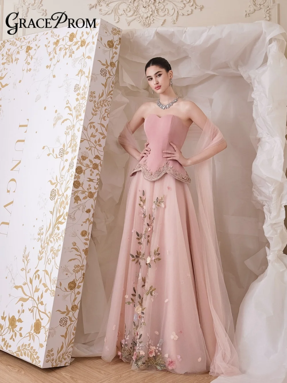 Opulent Dusty Pink Strapless Party Dress Sheer Flowing Cape Sleeve Floral Appliqué Evening Gown For Wedding Guests فساتين سهرة
Opulent Dusty Pink Strapless Party Dress Sheer Flowing Cape Sleeve Floral Appliqué Evening Gown For Wedding Guests فساتين سهرة