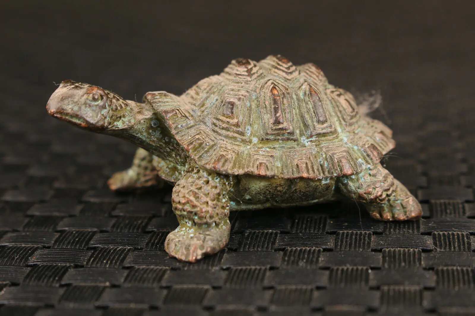 Rare Chinese bronze tortoise figure Statue Tea pet Art table decoration
Rare Chinese bronze tortoise figure Statue Tea pet Art table decoration