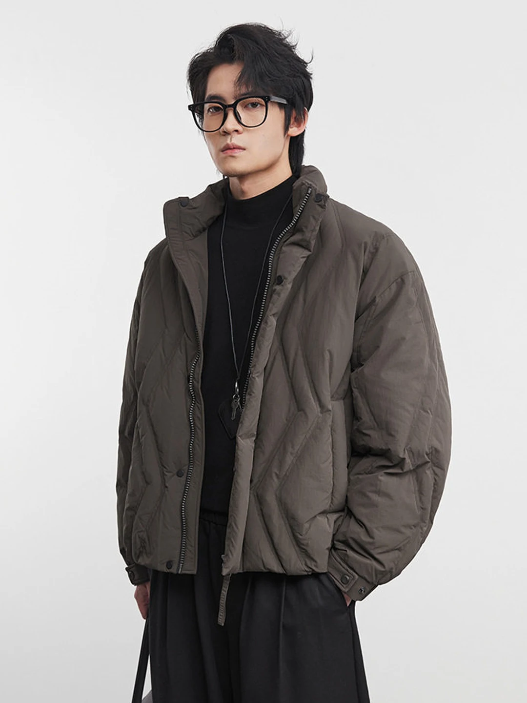 Мужская стеганая пуховая куртка свободного кроя с воротником-стойкой из нейлоновой ткани для повседневной носки, теплая, на молнии
Мужская стеганая пуховая куртка свободного кроя с воротником-стойкой из нейлоновой ткани для повседневной носки, теплая, на молнии