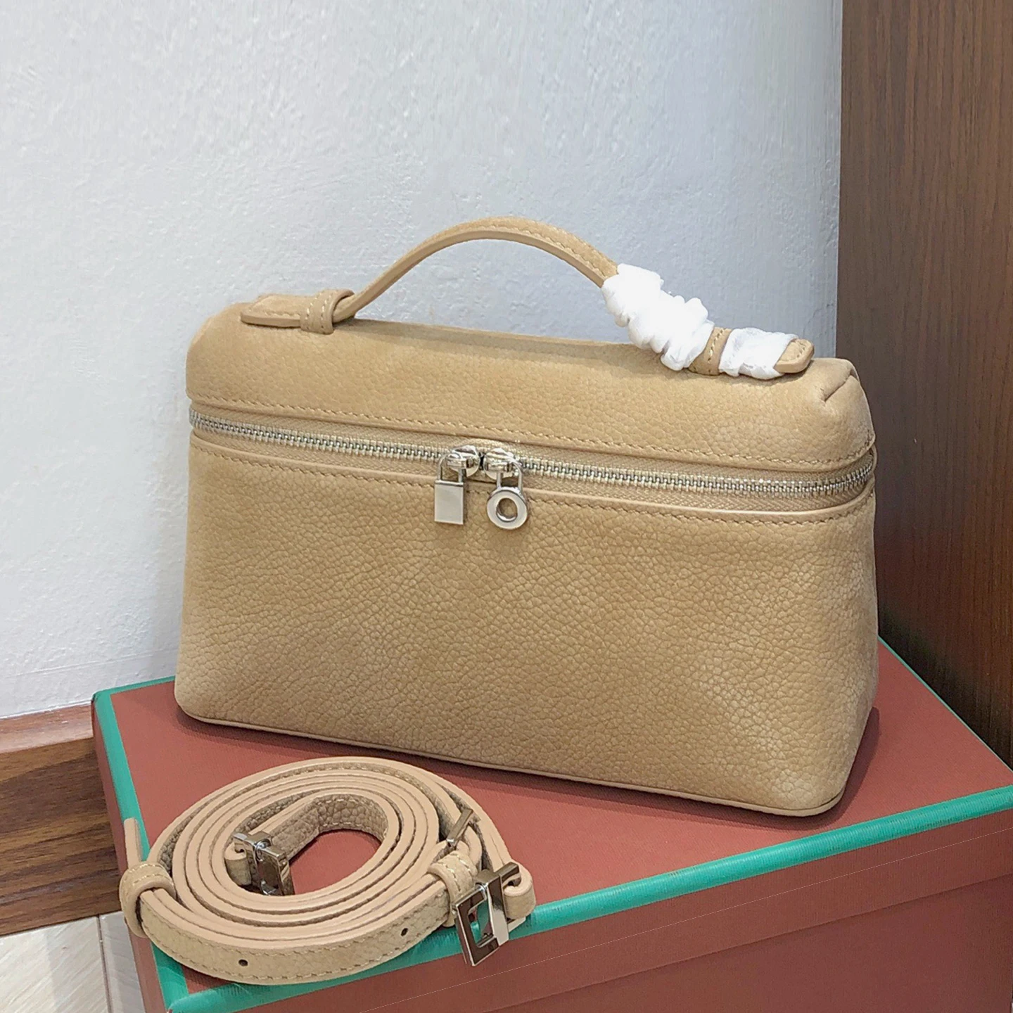 Frosted Genuine Leather Lunch Box Bag Lychee Grain Top-Grain Leather Women's Bag Fashion Versatile Shoulder Crossbody Bag New
Frosted Genuine Leather Lunch Box Bag Lychee Grain Top-Grain Leather Women's Bag Fashion Versatile Shoulder Crossbody Bag New