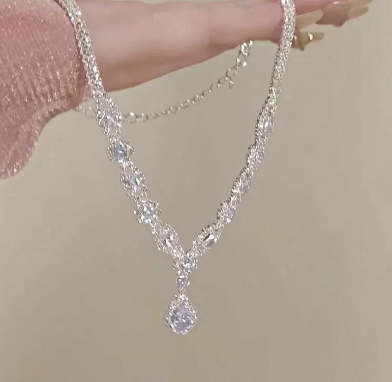 Full Diamond Teardrop Tassel Necklace Light Luxury Sparkling Crystal Choker Adjustable Chain Love Anniversary Gift for Her
Full Diamond Teardrop Tassel Necklace Light Luxury Sparkling Crystal Choker Adjustable Chain Love Anniversary Gift for Her