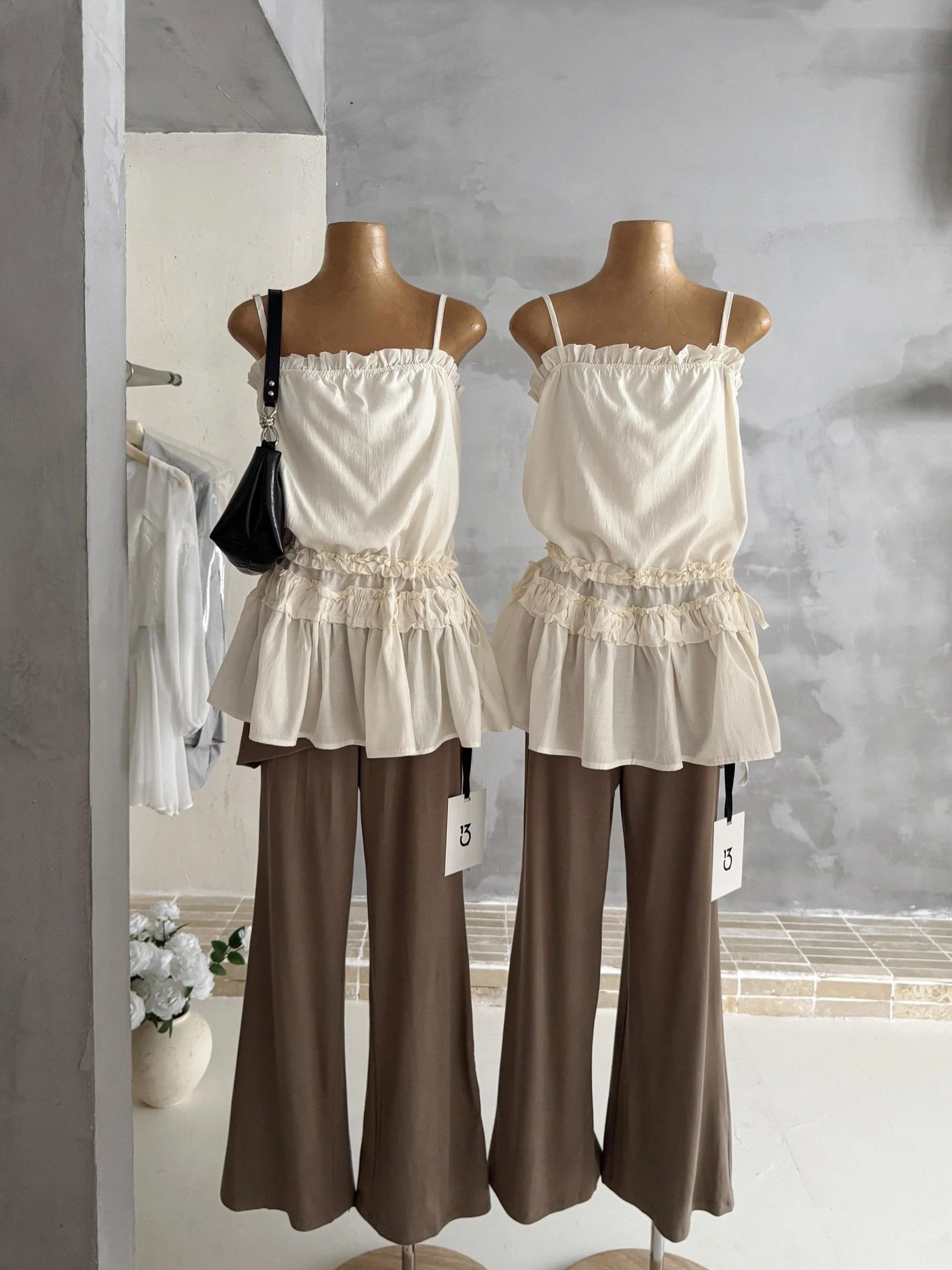 13Studio2026 High Waist Slim Fit Casual Pants with Wooden Trim Halter Neck Top Elegant Style Summer Fashion Set
13Studio2026 High Waist Slim Fit Casual Pants with Wooden Trim Halter Neck Top Elegant Style Summer Fashion Set