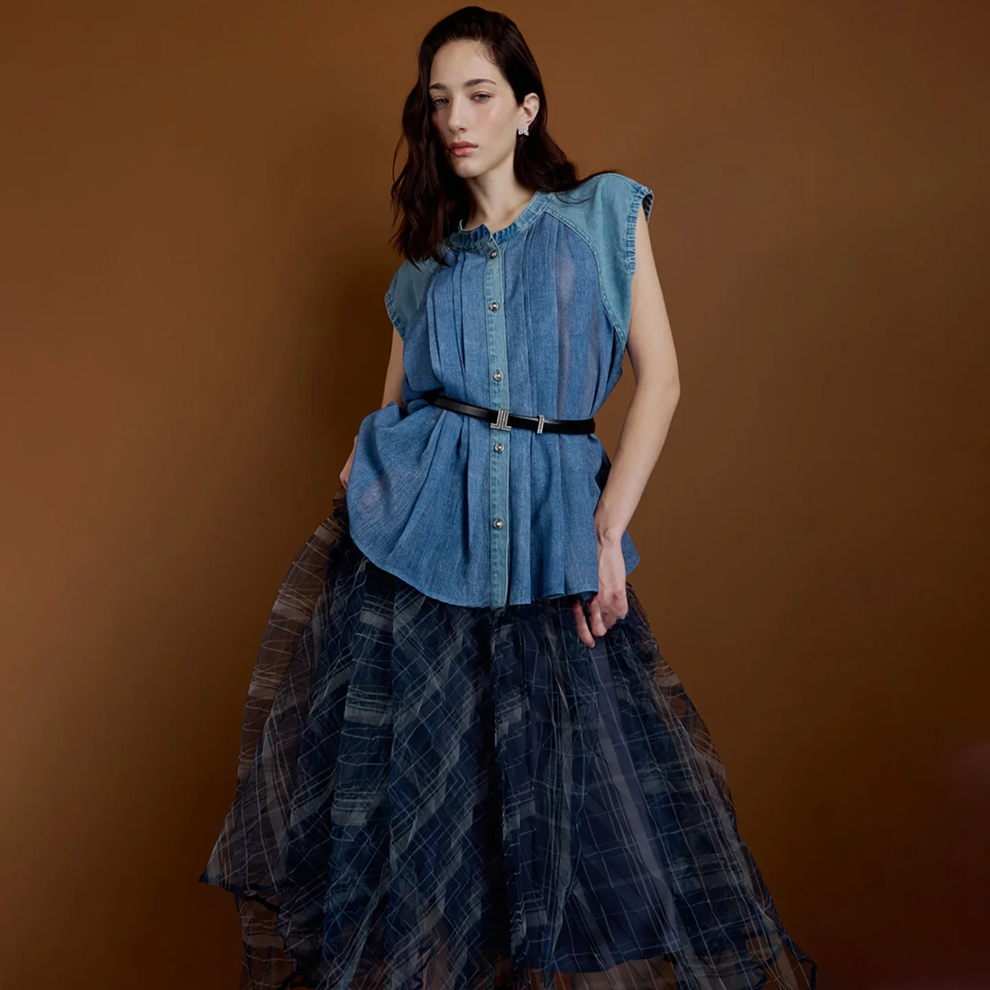 Korean Sle round Ne Svel Commute irt Me Splicing Slimming Denim Small irt Women's Loose Fit Button Detail
Korean Sle round Ne Svel Commute irt Me Splicing Slimming Denim Small irt Women's Loose Fit Button Detail