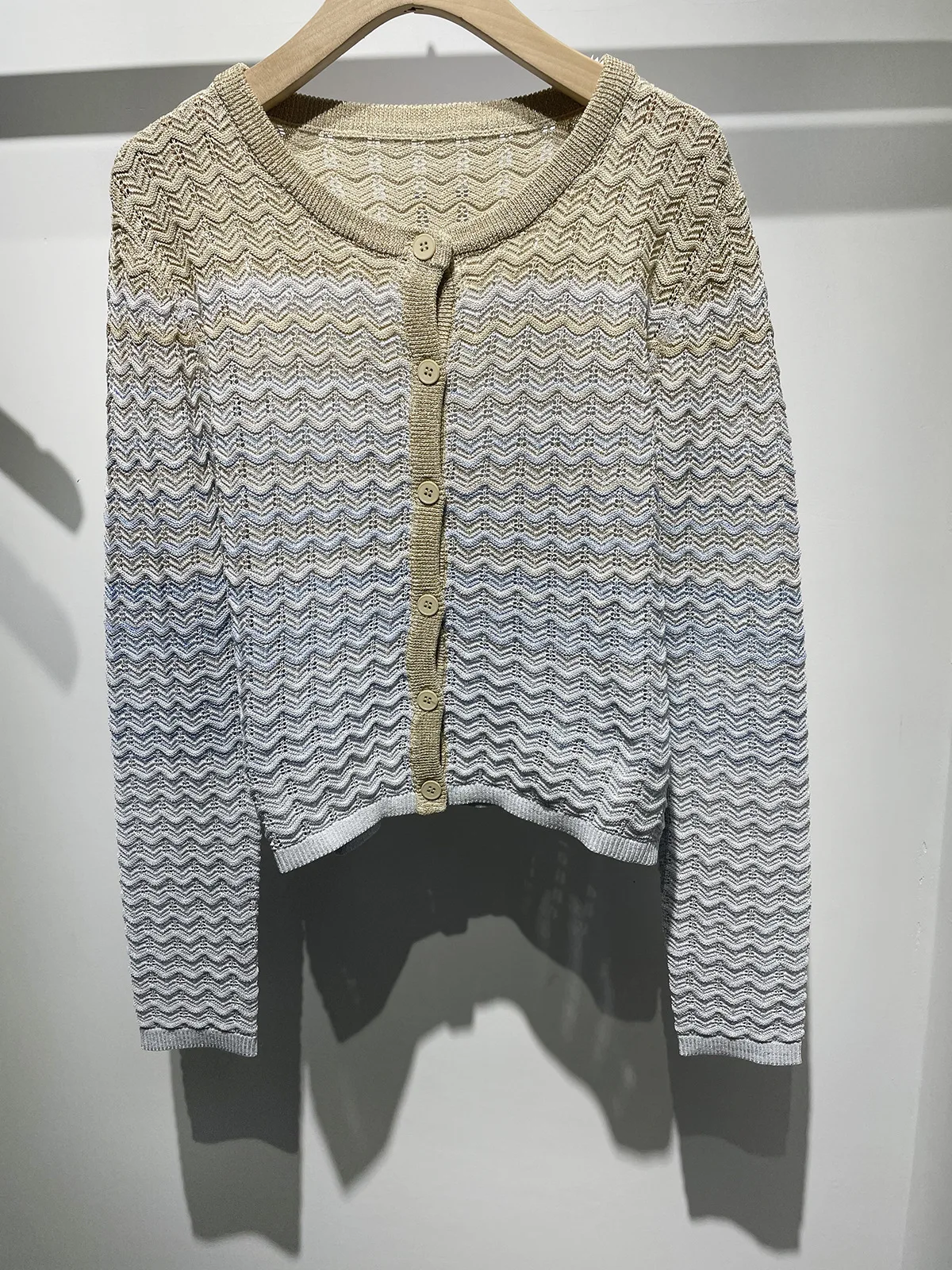 Summer Women Gradient Wave Pattern Knit cardigan Hollow Out Round Neck Single Breasted Slim Knitwear
Summer Women Gradient Wave Pattern Knit cardigan Hollow Out Round Neck Single Breasted Slim Knitwear