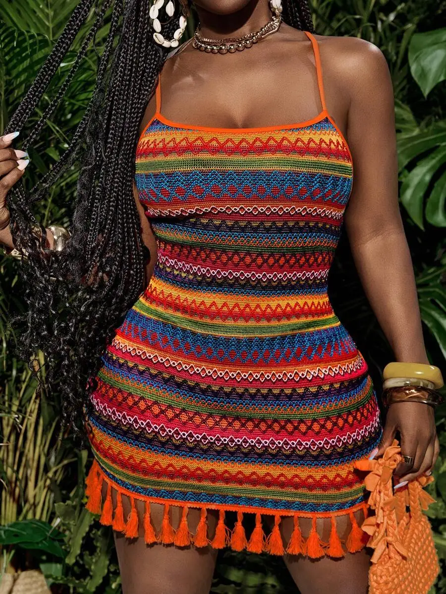 Красочное мини-платье на тонких бретелях с этническим принтом и бахромой по низу
Красочное мини-платье на тонких бретелях с этническим принтом и бахромой по низу