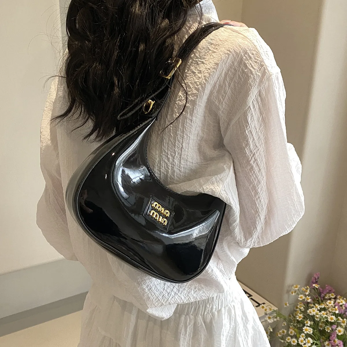 2025 Parisian Style Patent Leather Armpit Bag - Soft Dumpling Shape, High-Shine Finish, Niche Crossbody for Elegant Women
2025 Parisian Style Patent Leather Armpit Bag - Soft Dumpling Shape, High-Shine Finish, Niche Crossbody for Elegant Women