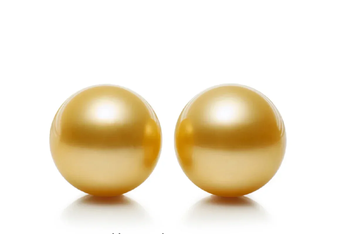 Пара золотых круглых свободных жемчугов диаметром 7–8 мм, непосверленные.
Пара золотых круглых свободных жемчугов диаметром 7–8 мм, непосверленные.