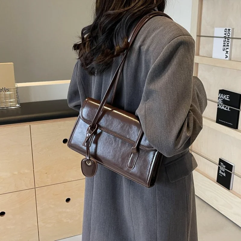 Women's Patent Leather Flap Shoulder Bag with Tag Detail, for Daily Office, Streetwear, Weekend Travel, Shopping & Errands
Women's Patent Leather Flap Shoulder Bag with Tag Detail, for Daily Office, Streetwear, Weekend Travel, Shopping & Errands