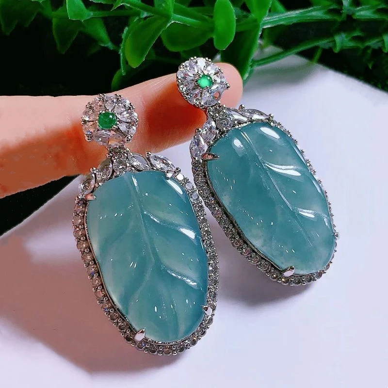Natural A- pendant with copper inlay in the shape of a leaf, ice-grade jadeite necklace
Natural A- pendant with copper inlay in the shape of a leaf, ice-grade jadeite necklace