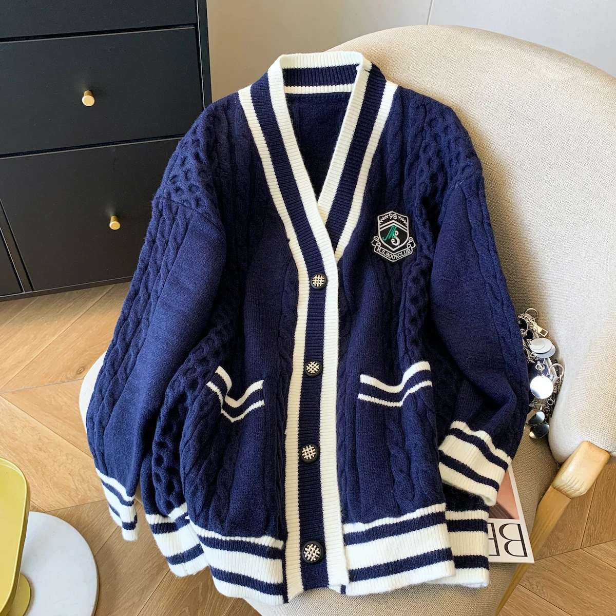 2025 Autumn Winter Preppy Style Embroidered Knitted Tops Loose Long Sleeve Cardigan Jacket Korean Casual Women Sweater
2025 Autumn Winter Preppy Style Embroidered Knitted Tops Loose Long Sleeve Cardigan Jacket Korean Casual Women Sweater