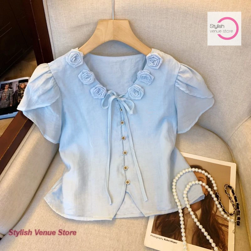 French V-neck solid color three-dimensional flower short-sleeved shirt women's summer fashion lace-up small casual Joker shirt.
French V-neck solid color three-dimensional flower short-sleeved shirt women's summer fashion lace-up small casual Joker shirt.
