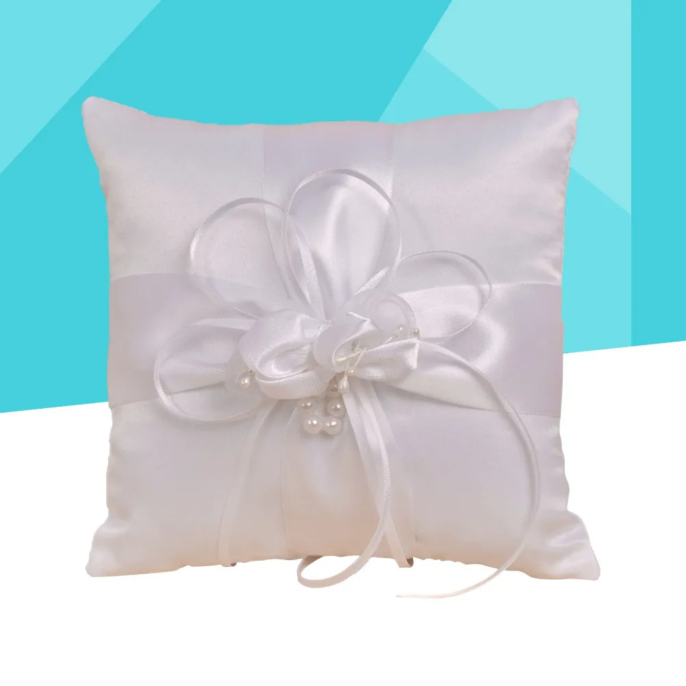 Подушка для обручальных колец с жемчугом и лентой, компактный элегантный дизайн, подушка для кольца на свадьбу или помолвку
Подушка для обручальных колец с жемчугом и лентой, компактный элегантный дизайн, подушка для кольца на свадьбу или помолвку