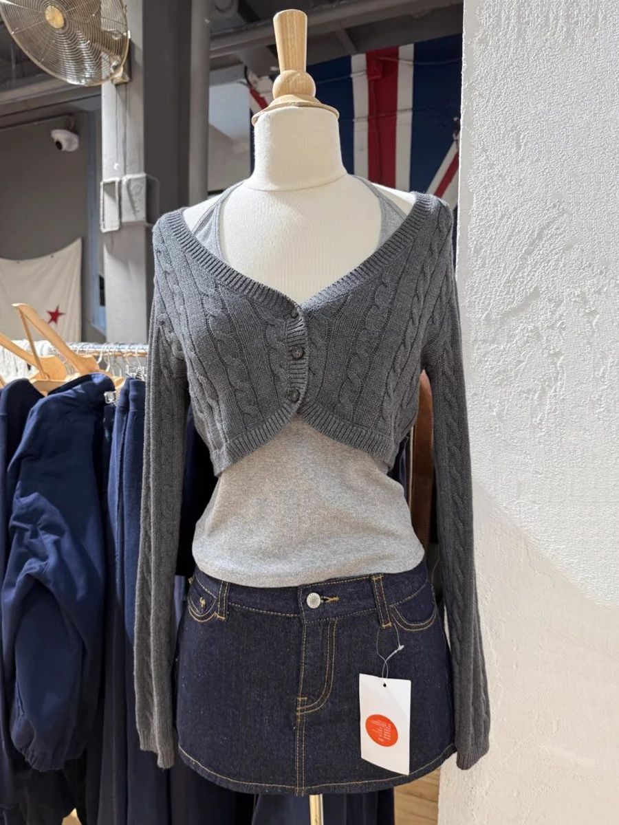 Twisted Flower Gray Cropped Cardigan Woman Spring V-neck Single Breasted Cotton Long Sleeve Sweater Solid Simple Slim Crop Top
Twisted Flower Gray Cropped Cardigan Woman Spring V-neck Single Breasted Cotton Long Sleeve Sweater Solid Simple Slim Crop Top